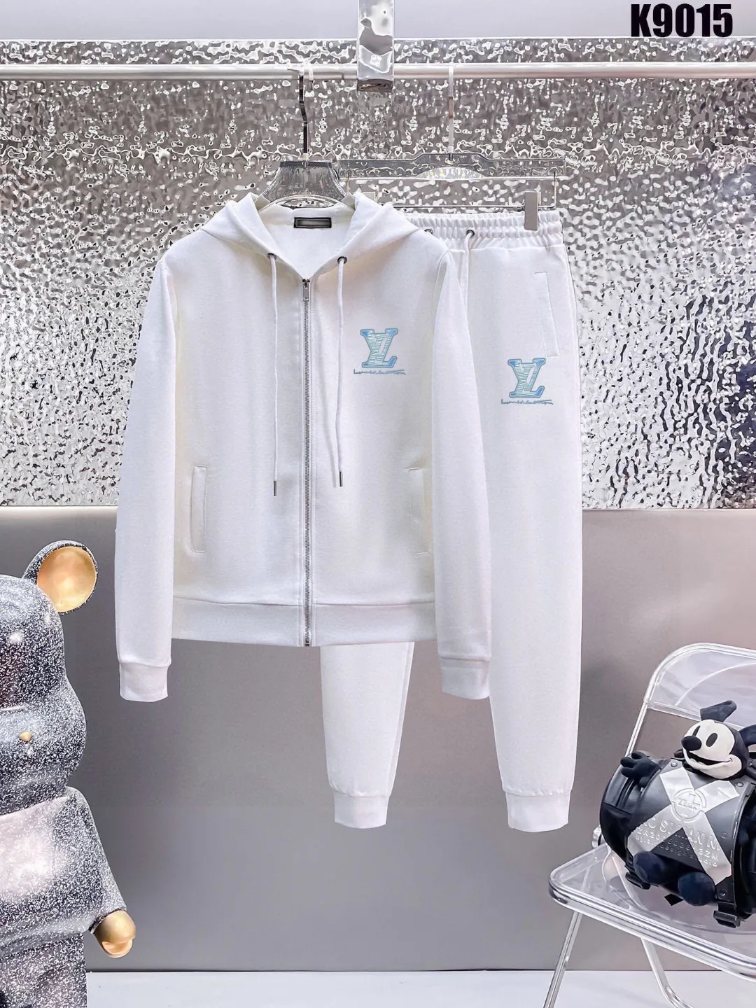 🅿️420 [LV Louis Vuitton] (Fat Man Gospel) hot-selling suit is coming. Focus on the original version of the official website. 2025 new hot-selling cardigan sweater suit. The original order is the best. 🇭🇰The meticulous work of top designers is dedicated to a fitting and perfect upper body effect. All-natural high-quality Roman cotton 100%, close-fitting comfort, noble and elegant! Original hardware embodies elegance and nobility! Counter size: M-5XL (maximum wear up to 220 pounds)